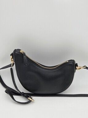 Aupen Joy Leather Shoulder Bag In Black